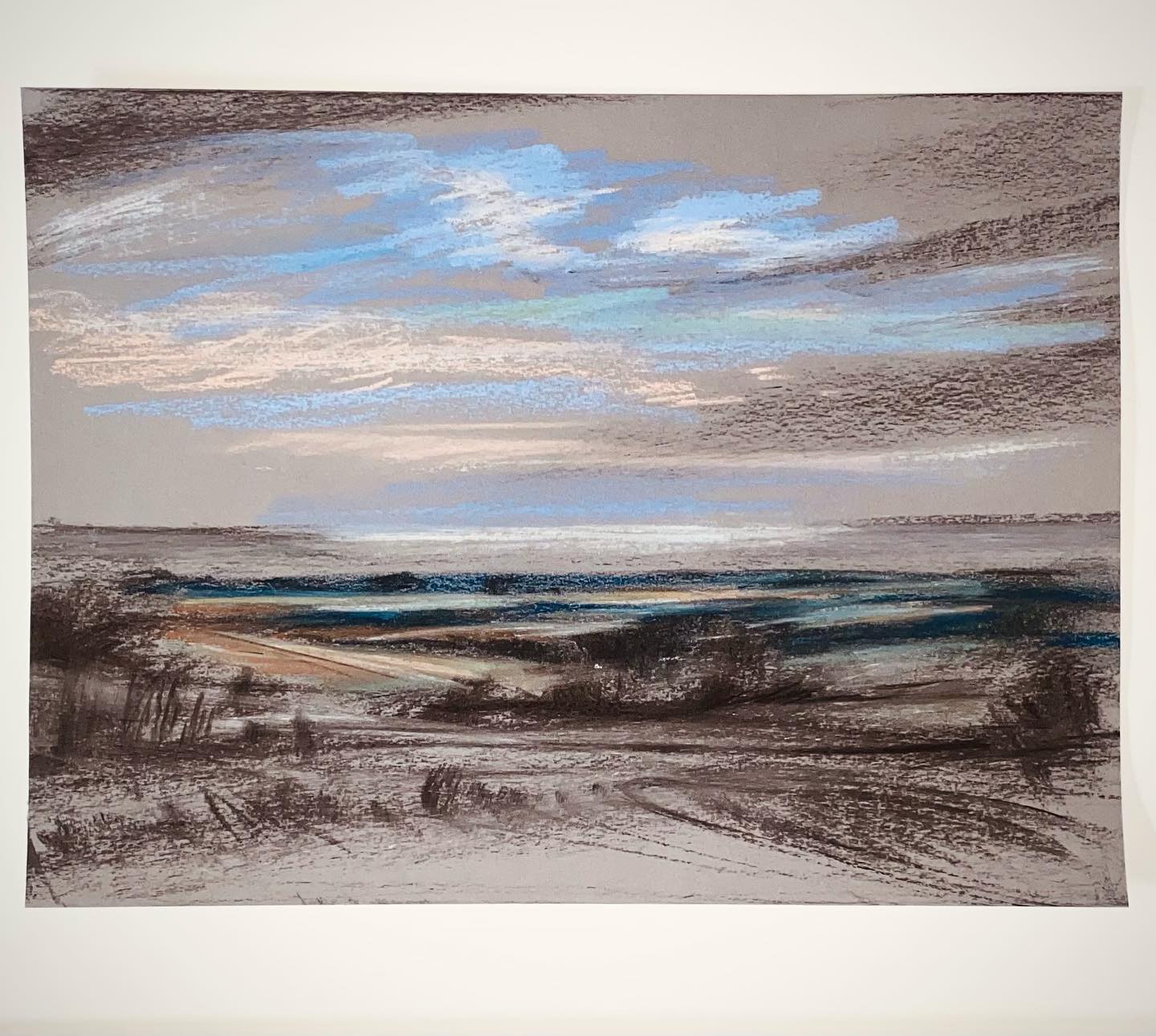Pastellzeichnung einer weiten Landschaft unter blauem Himmel
